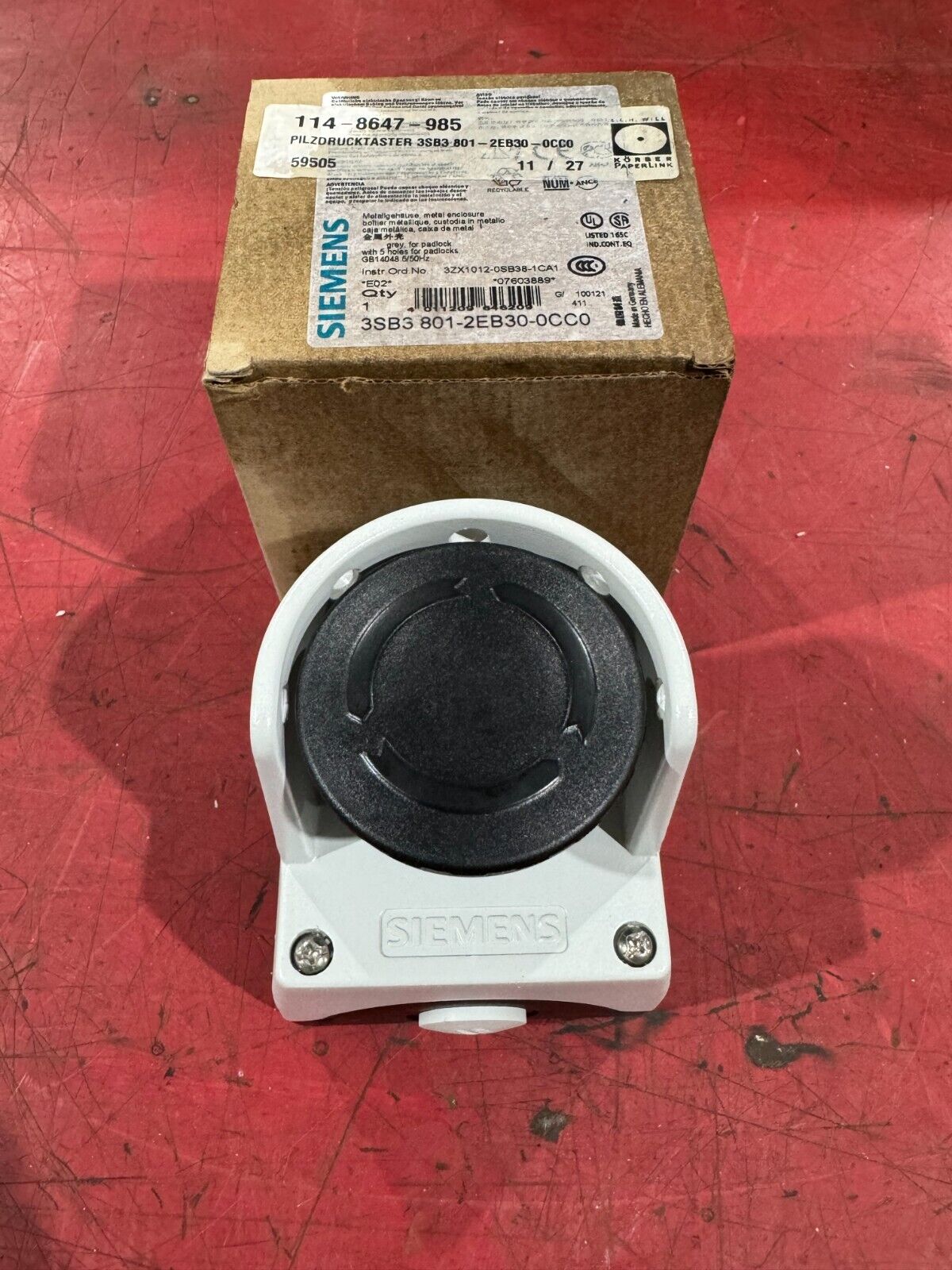 NEW IN BOX SIEMENS BLACK PUSHBUTTON WITH ENCLOSURE 3SB3 801-2EB30-0CC0