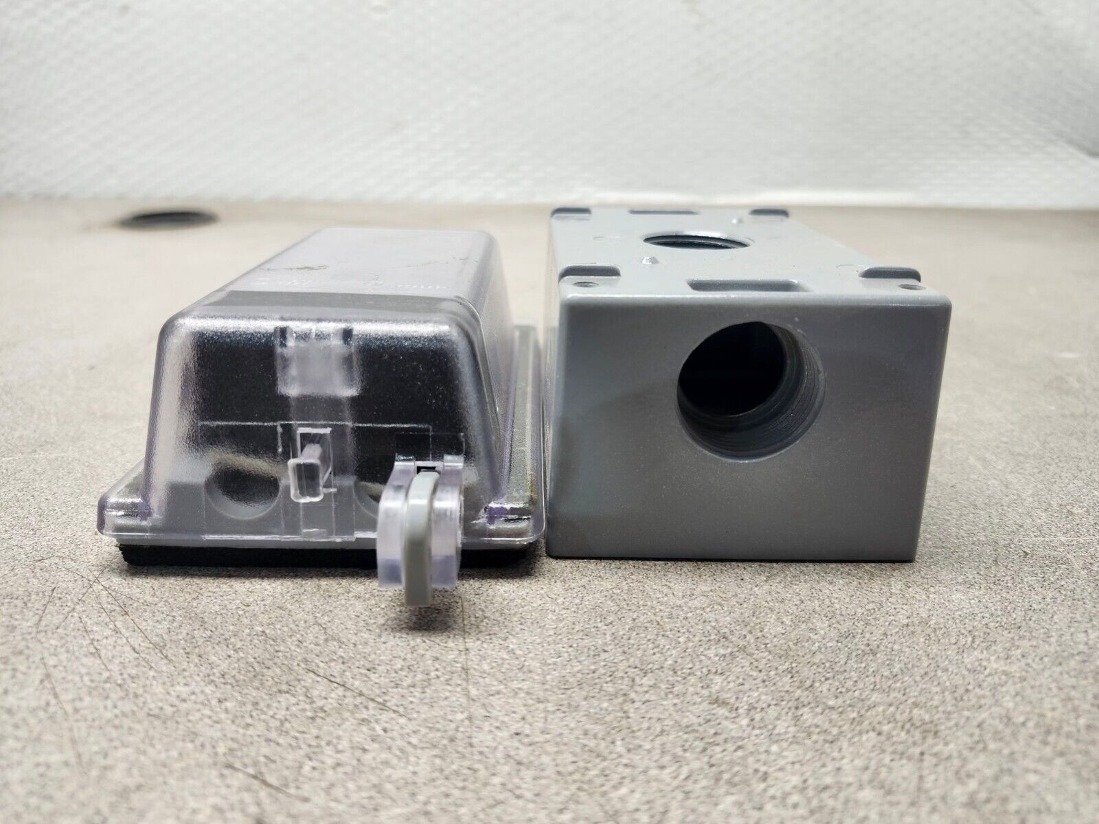 NEW IN BOX SIEMENS Enclosure With Weatherproof Cover SMF40BC1