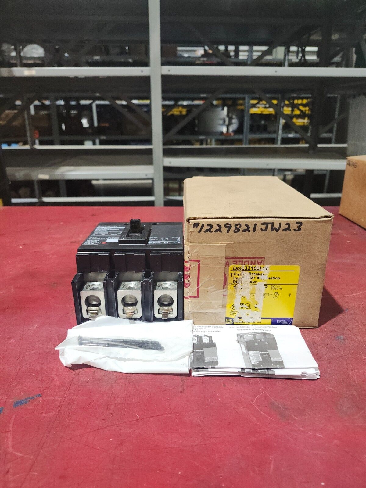 NEW IN BOX SQUARE D CIRCUIT BREAKER 60HZ 240V QGL32100LW