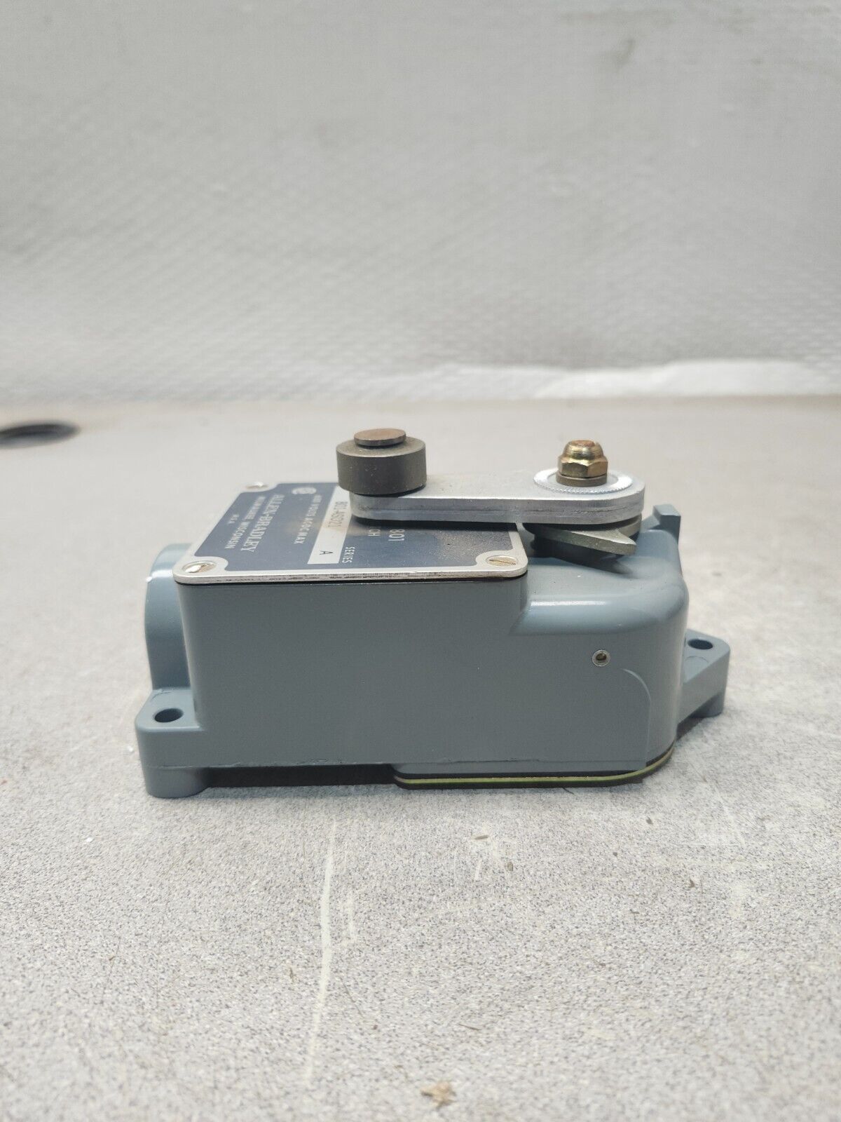 NEW IN BOX ALLEN BRADLEY LIMIT SWITCH ROLLER LEVER 801-ASO21