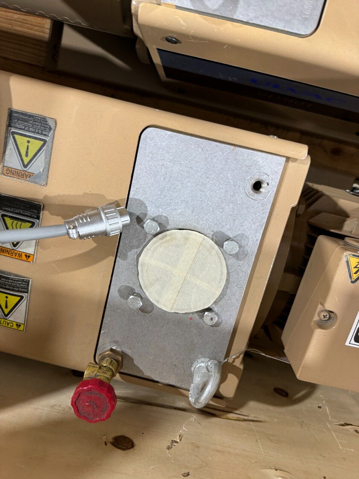 NEW ULVAC OIL SEALED ROTARY VACUUM PUMP VD901