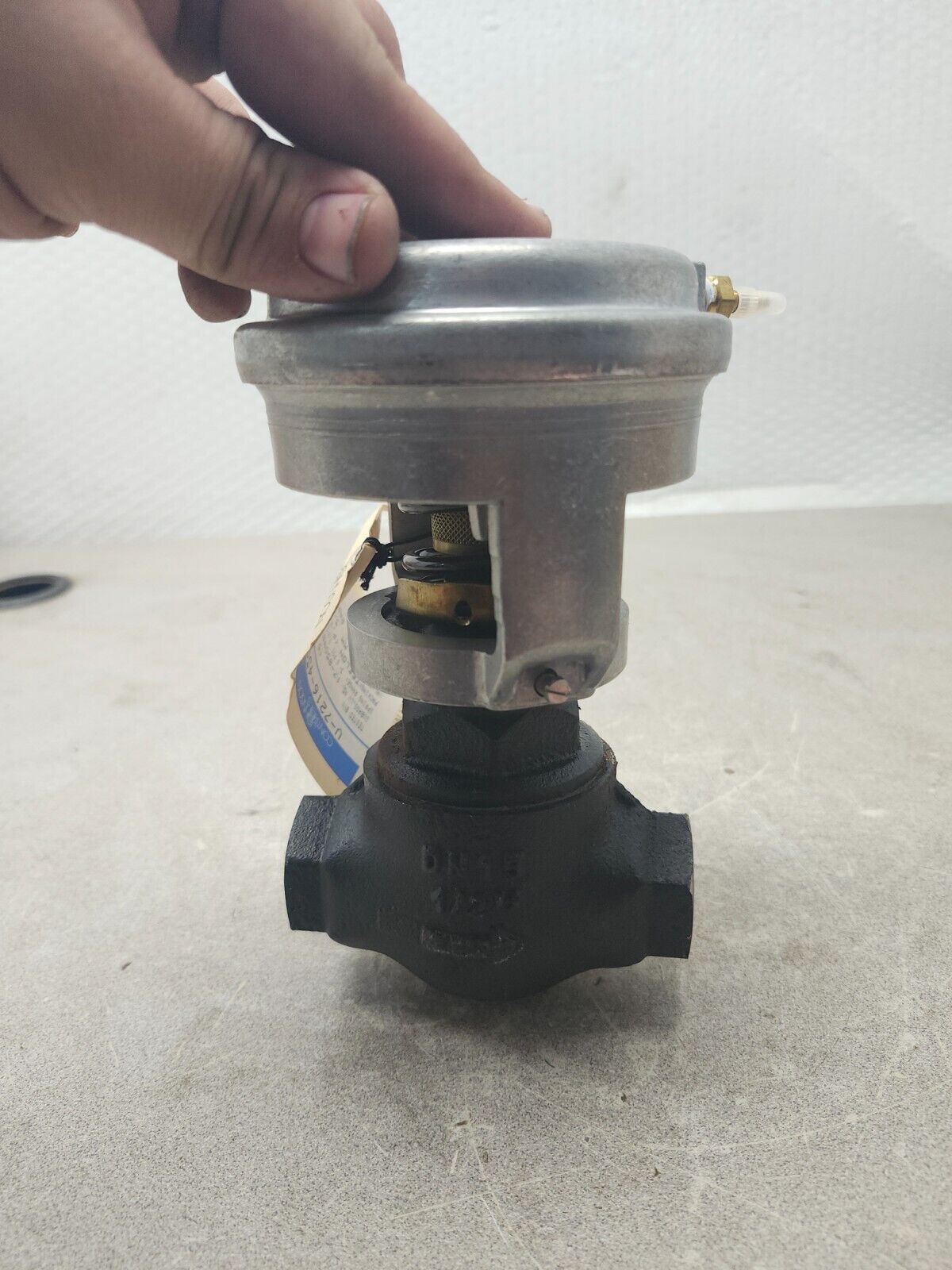 NEW IN BOX JOHNSON CONTROLS CAST IRON VALVE V-7216-4505