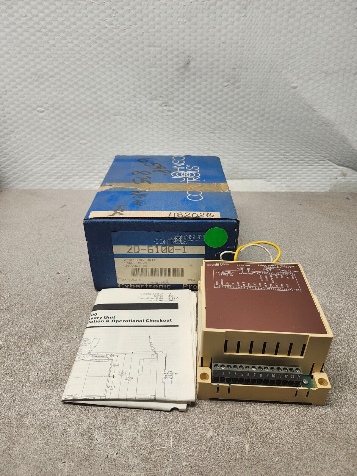 NEW WITH BOX JOHNSON CONTROLS ACCESSORY UNIT ZQ-6100-1