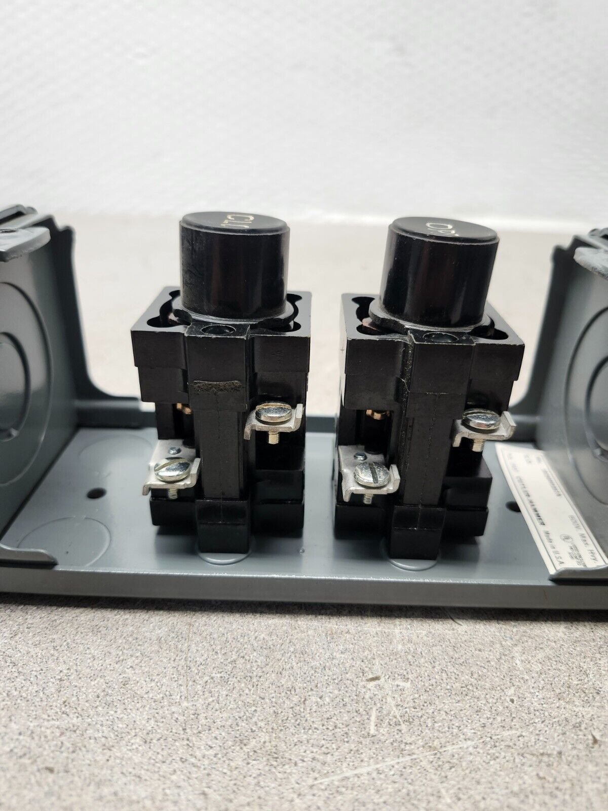 NEW NO BOX CUTLER HAMMER PUSHBUTTON STATION 10250H1057A