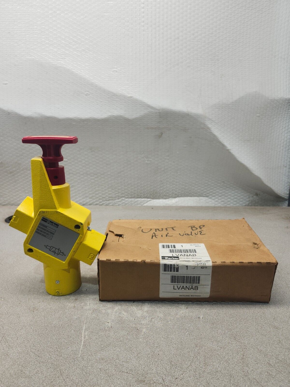 NEW IN BOX PARKER Lockout Valve 3/4" LV4N6B