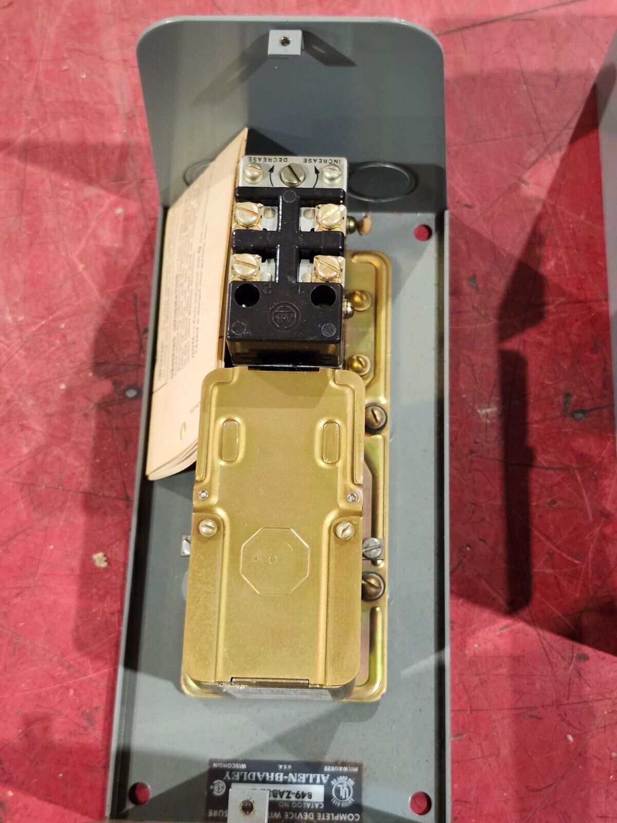 NEW IN BOX ALLEN BRADLEY PNEUMATIC TIMING RELAY 849-ZAB32