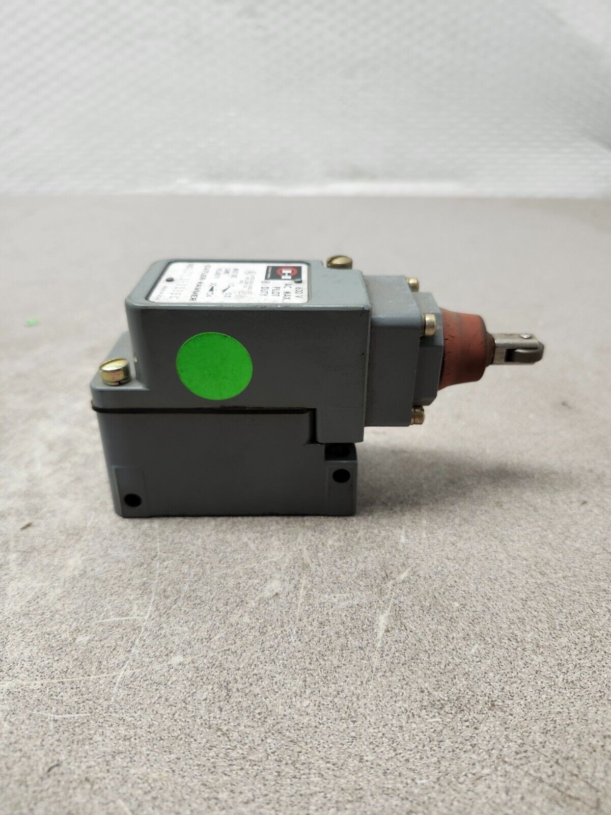 NEW NO BOX CUTLER HAMMER LIMIT SWITCH W/TOP PUSH ROLLER 10316H6835C