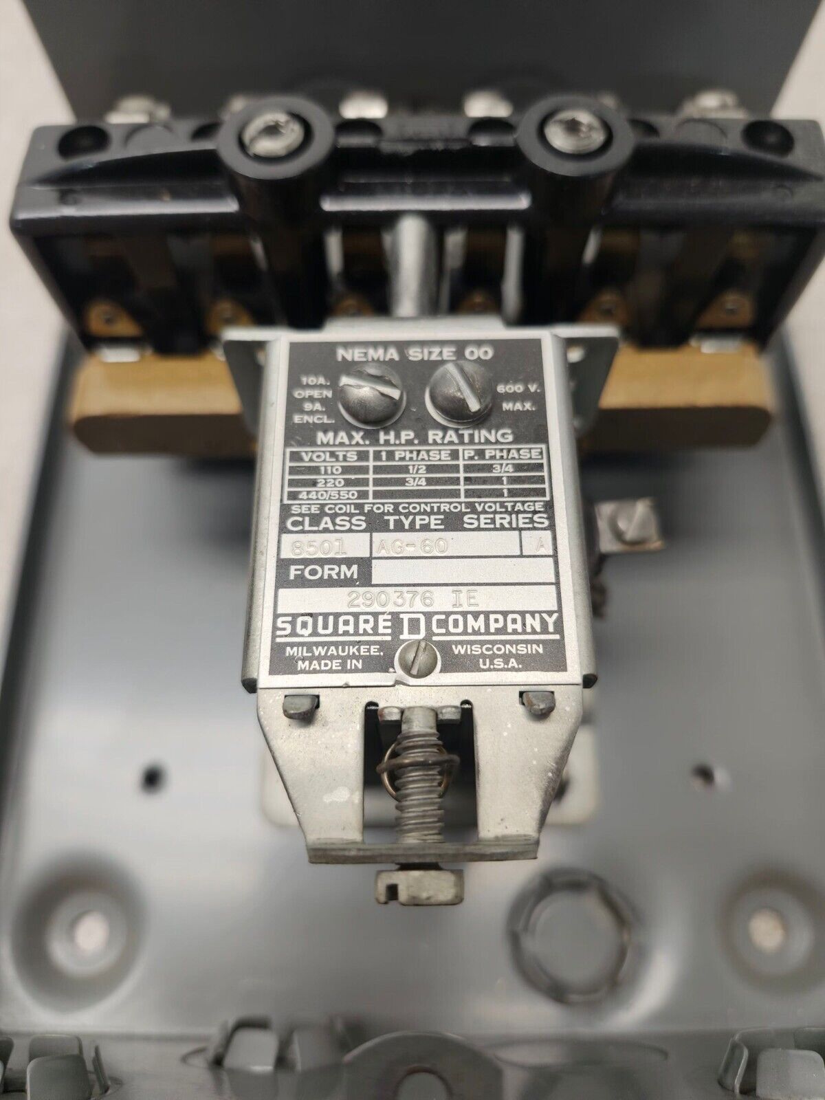 NEW SQUARE D CONTROL RELAY AND ENCLOSURE 110-120 VAC CLASS 8501 TYPE AG-60