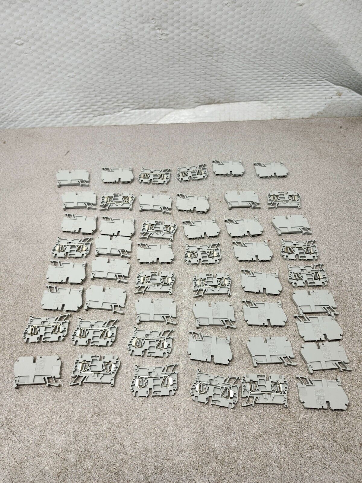NEW IN BOX LOT OF 48 ALLEN BEADLEY TERMINAL BLOCK 1492-R3