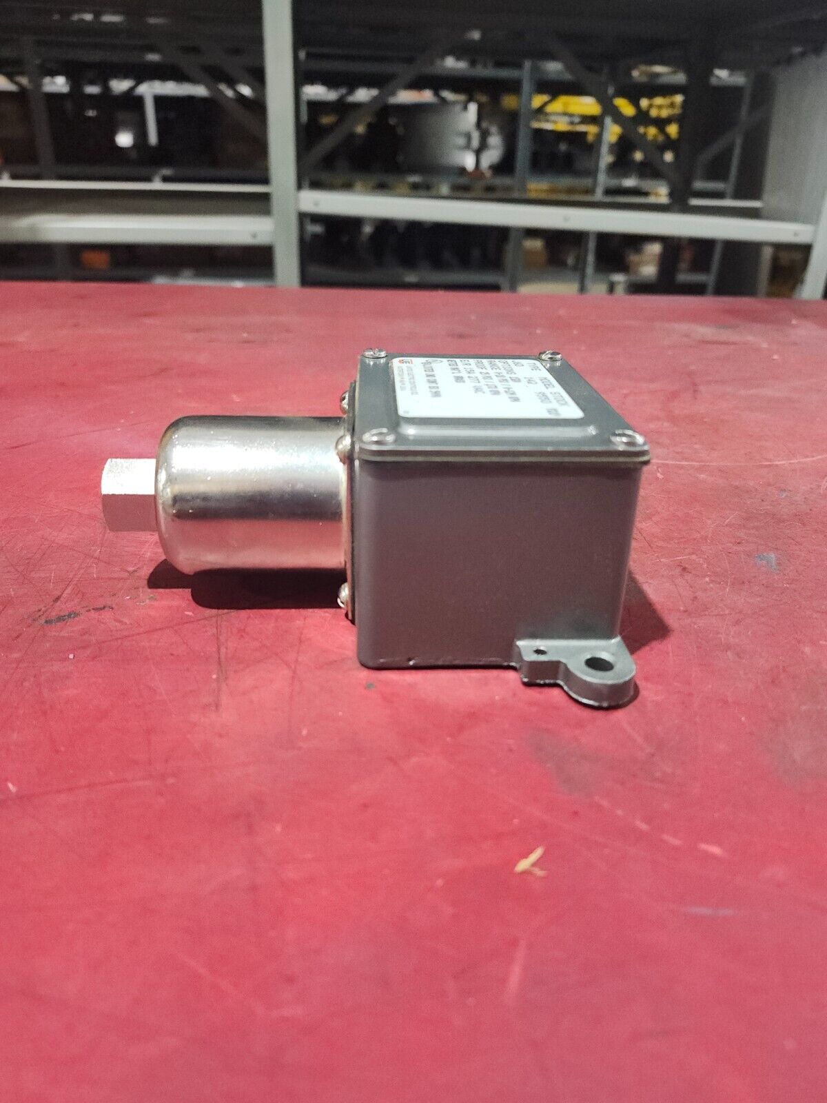 NEW IN BOX UNITED ELECTRIC PRESSURE SWITCH J6D 142 9550