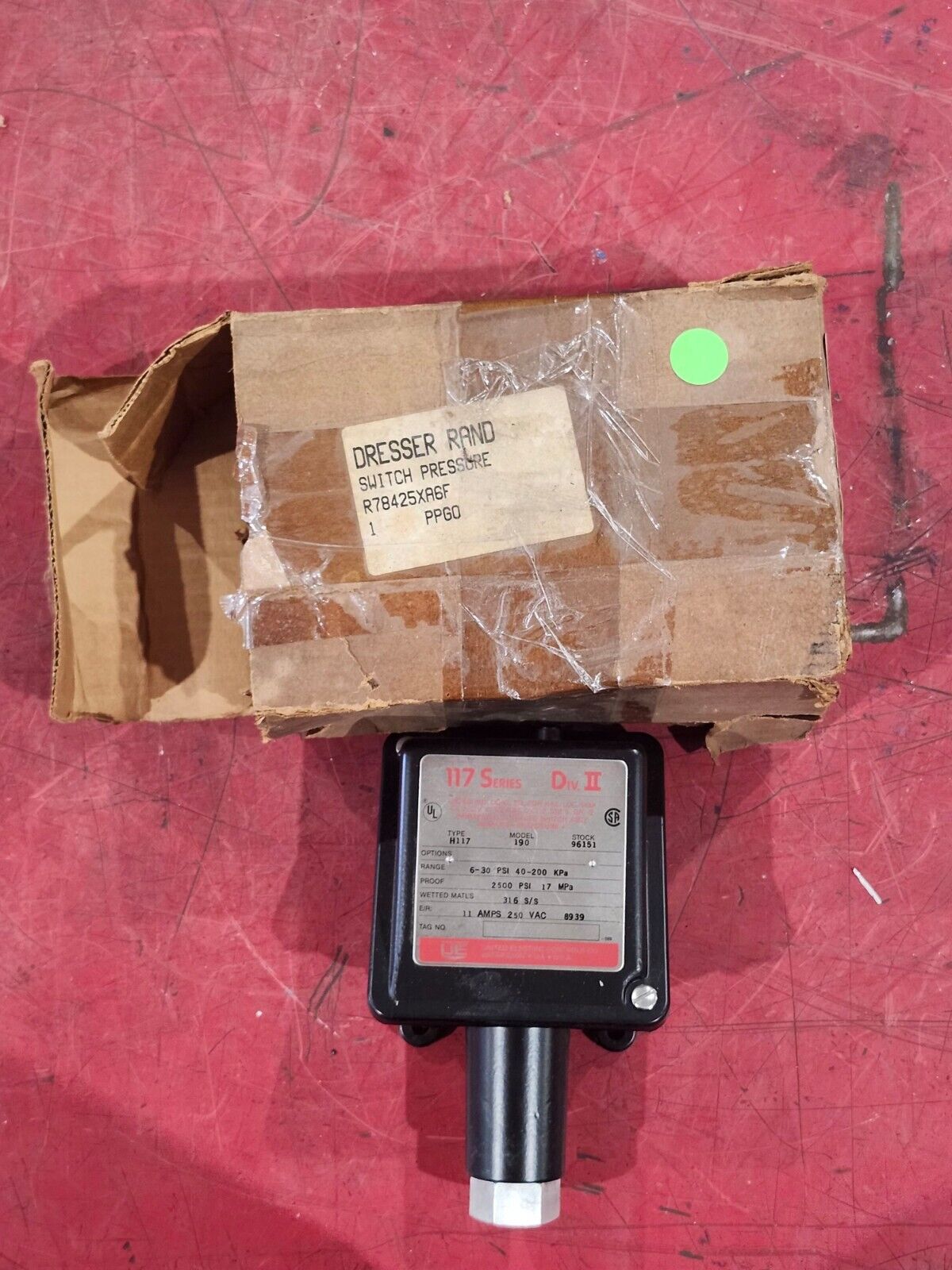 NEW NO BOX UNITED ELECTRIC PRESSURE SWITCH H117 190 96151