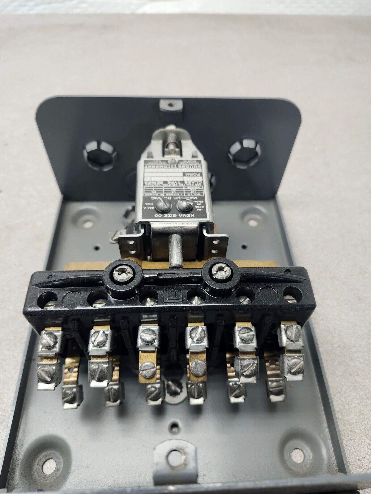 NEW SQUARE D CONTROL RELAY AND ENCLOSURE 110-120 VAC CLASS 8501 TYPE AG-60