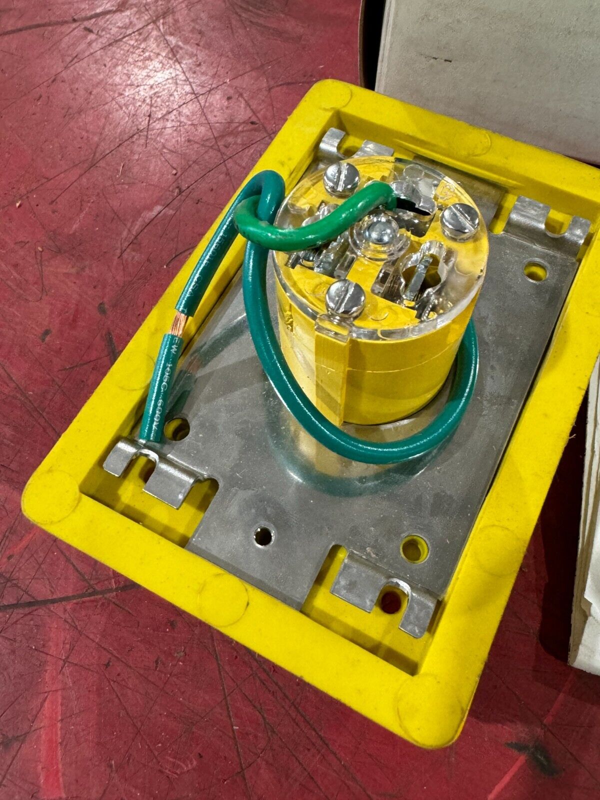 NEW IN BOX HUBBELL 15AMP 125V. WATERTIGHT RECEPTACLE 60W47H