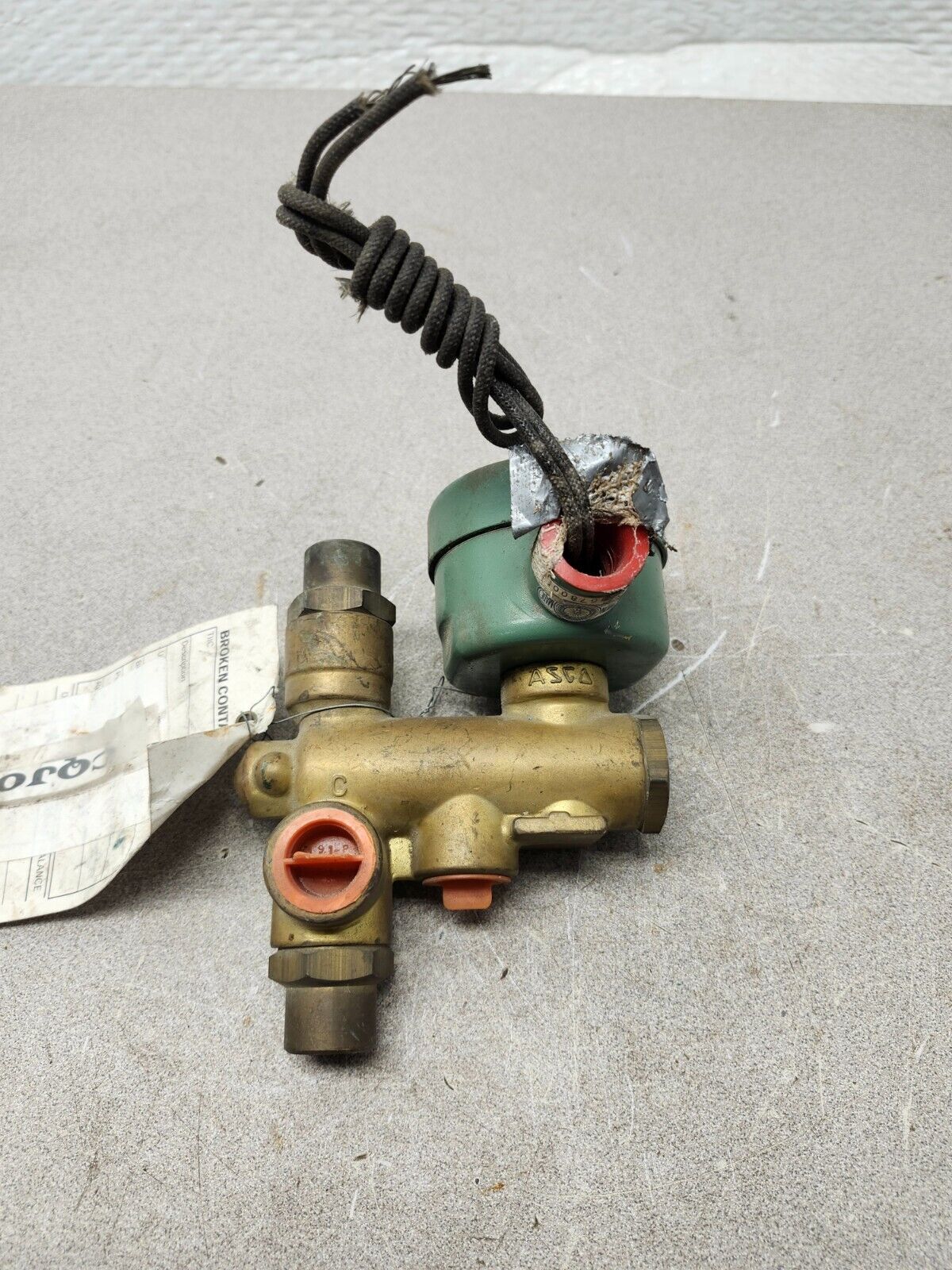 NEW NO BOX ASCO RED HAT 120V 60hz 20W 1/2 PIPE HB 8302C 29 U