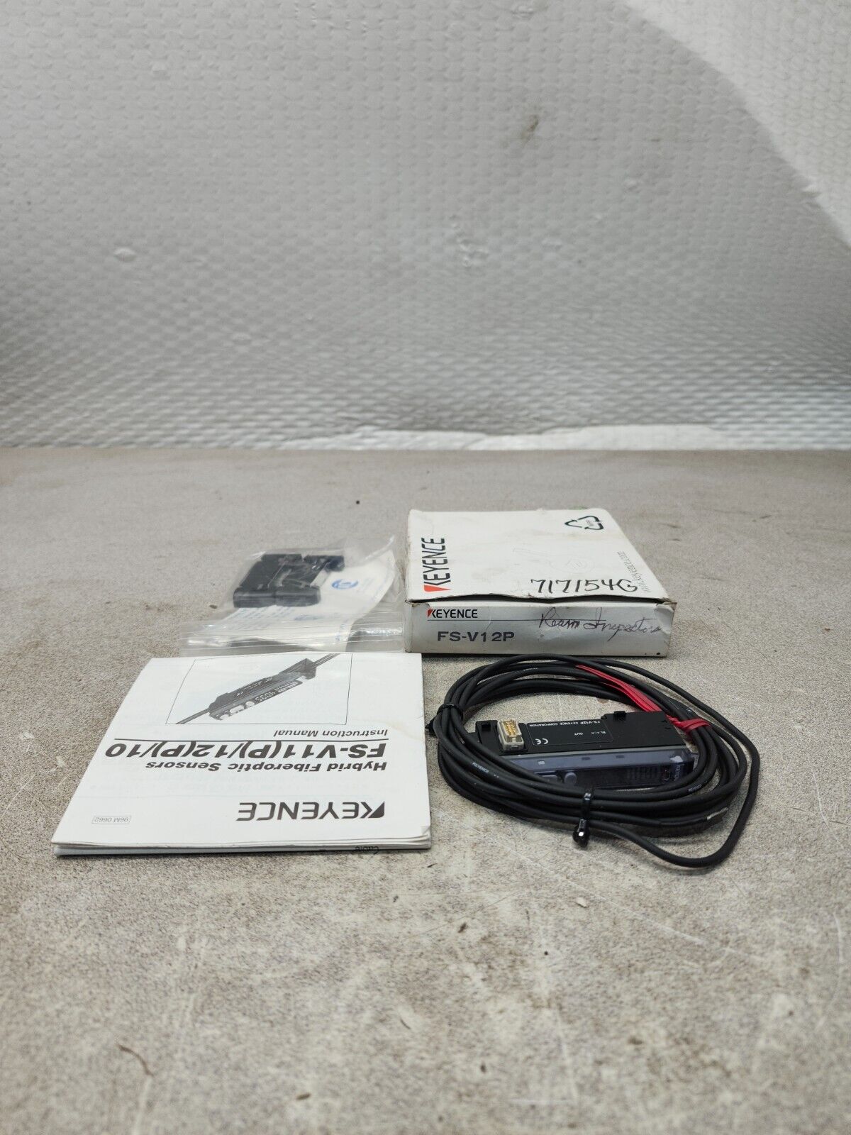 USED Keyence Fiber Optic Amplifier Sensor, 12-24VDC FS-V12P