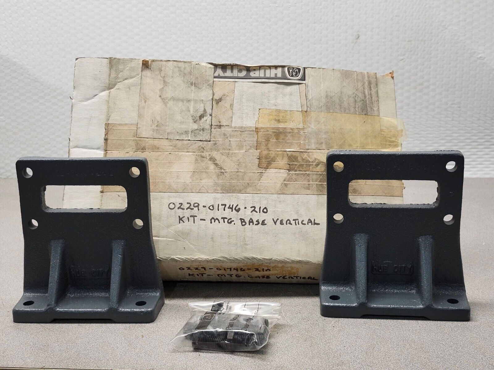 NEW IN BOX HUB CITY 0229-01746-210 MOUNTING BASE KIT VERTICAL