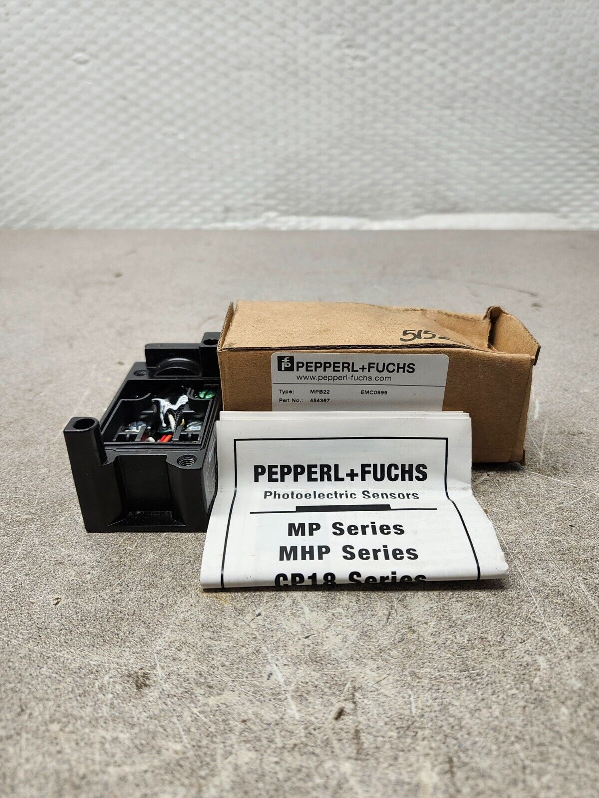 NEW IN BOX PEPPERL + FUCHS PHOTOELECTRIC SENSOR 454367