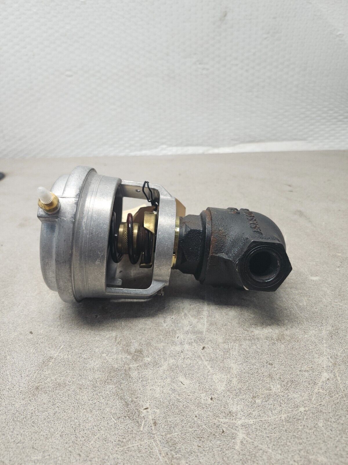 NEW IN BOX JOHNSON CONTROLS CAST IRON VALVE V-7216-4505