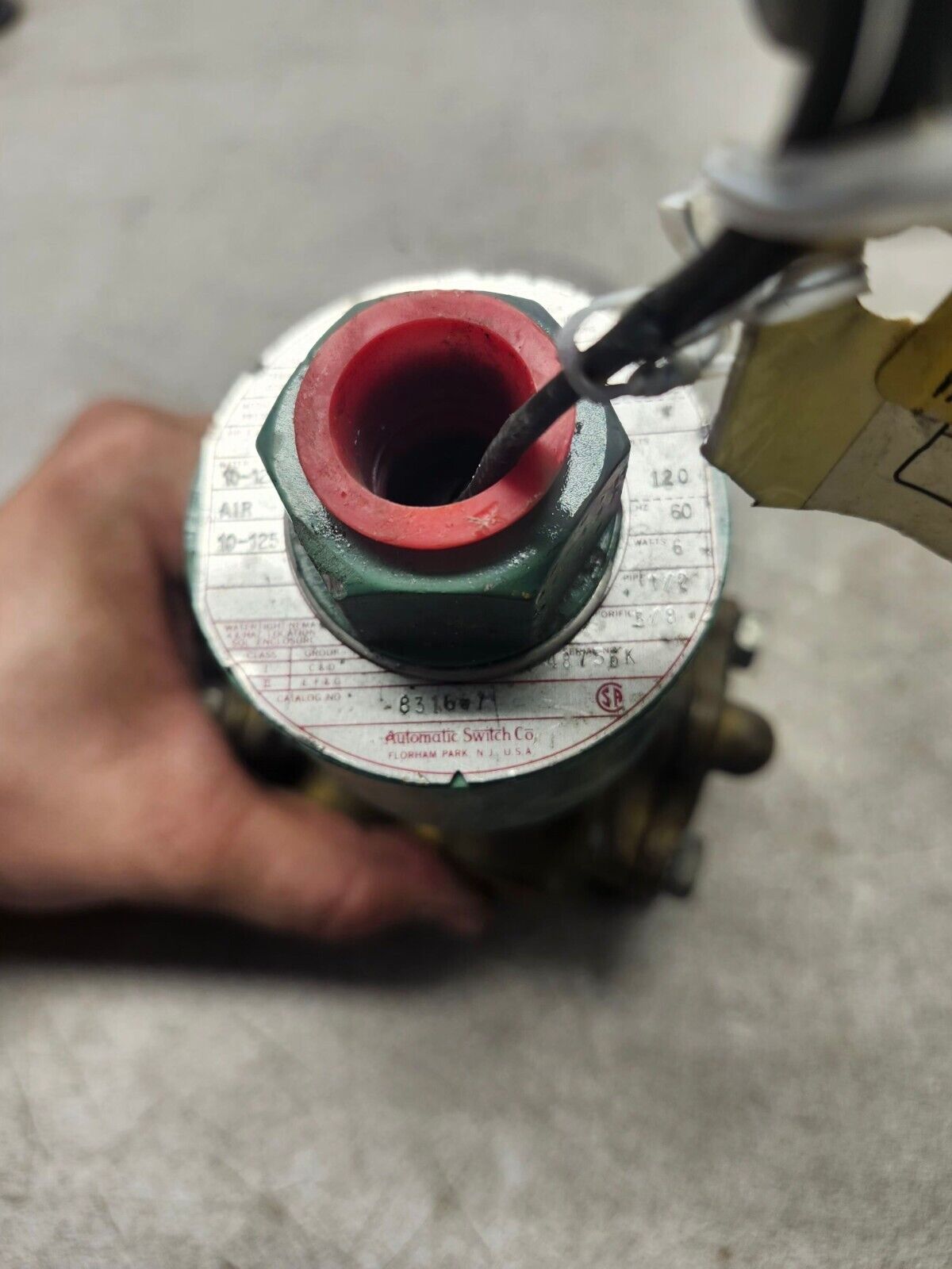 NEW NO BOX Asco Red-hat Solenoid Valve 120v-ac 1/2in 831667