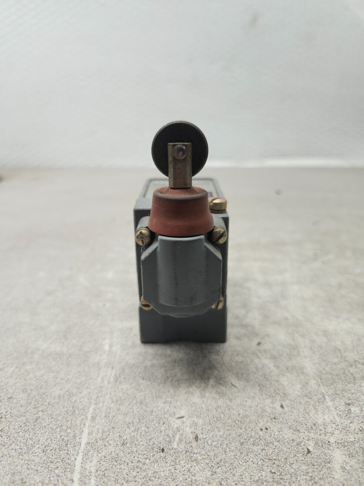 NEW NO BOX CUTTLER HAMMER LIMIT SWITCH 10316H8765C