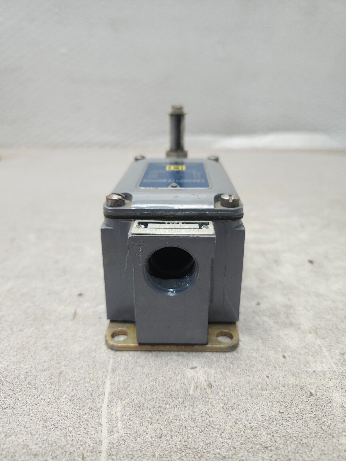 NEW IN BOX SQUARE D Heavy Duty Limit Switch CLASS 9007 M-11B