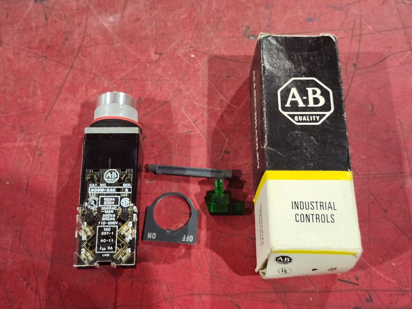 NEW IN BOX ALLEN BRADLEY SELECTOR SWITCH 800MR16HB2BRAK