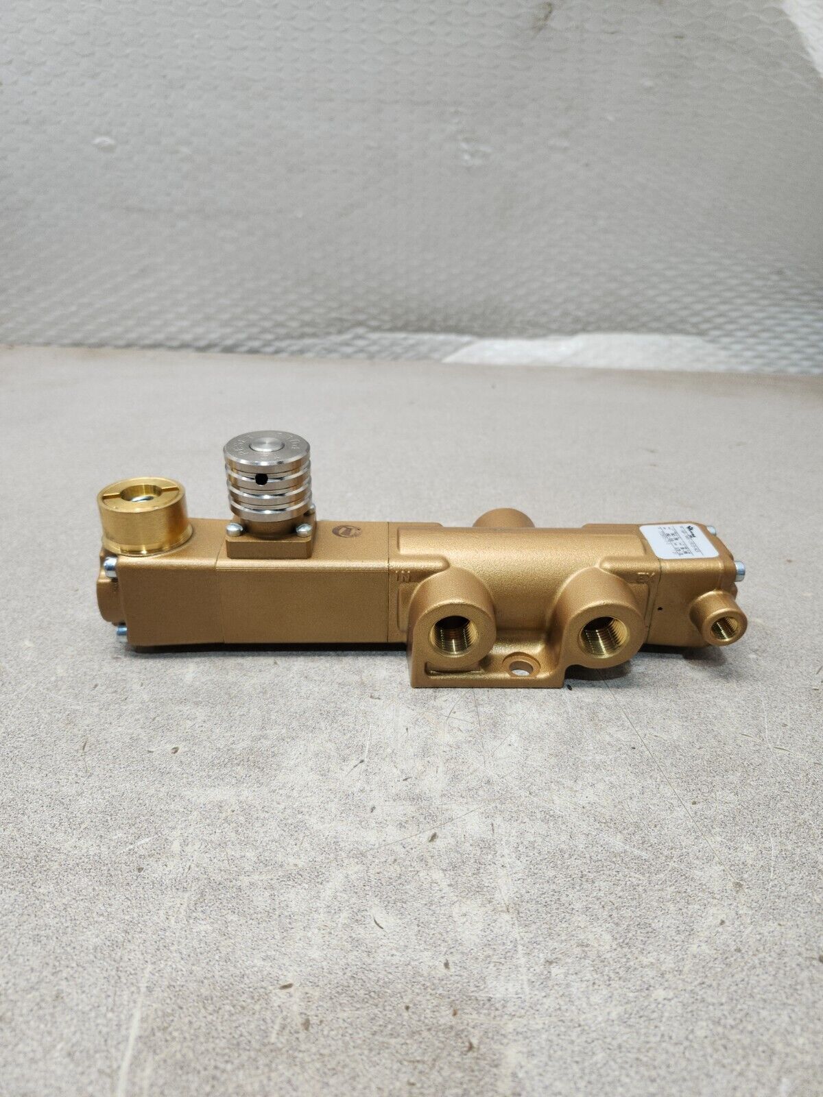 NEW IN BOX VERSA PNEUMATIC DIRECTIONAL VALVE VAP-3401-181D-NGS