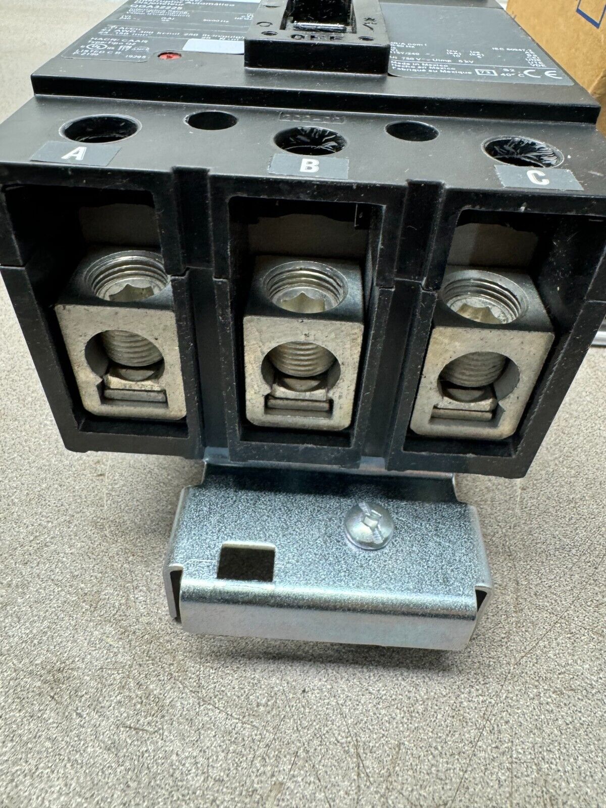 NEW IN BOX SQUARE D QG225 POWERPACT 3 POLE 225AMP CIRCUIT BREAKER QGA32225