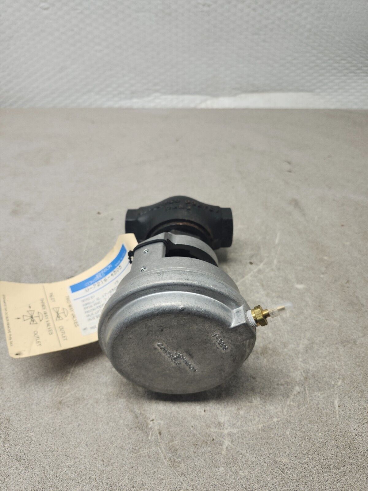 NEW IN BOX JOHNSON CONTROLS CAST IRON VALVE V-7216-4505