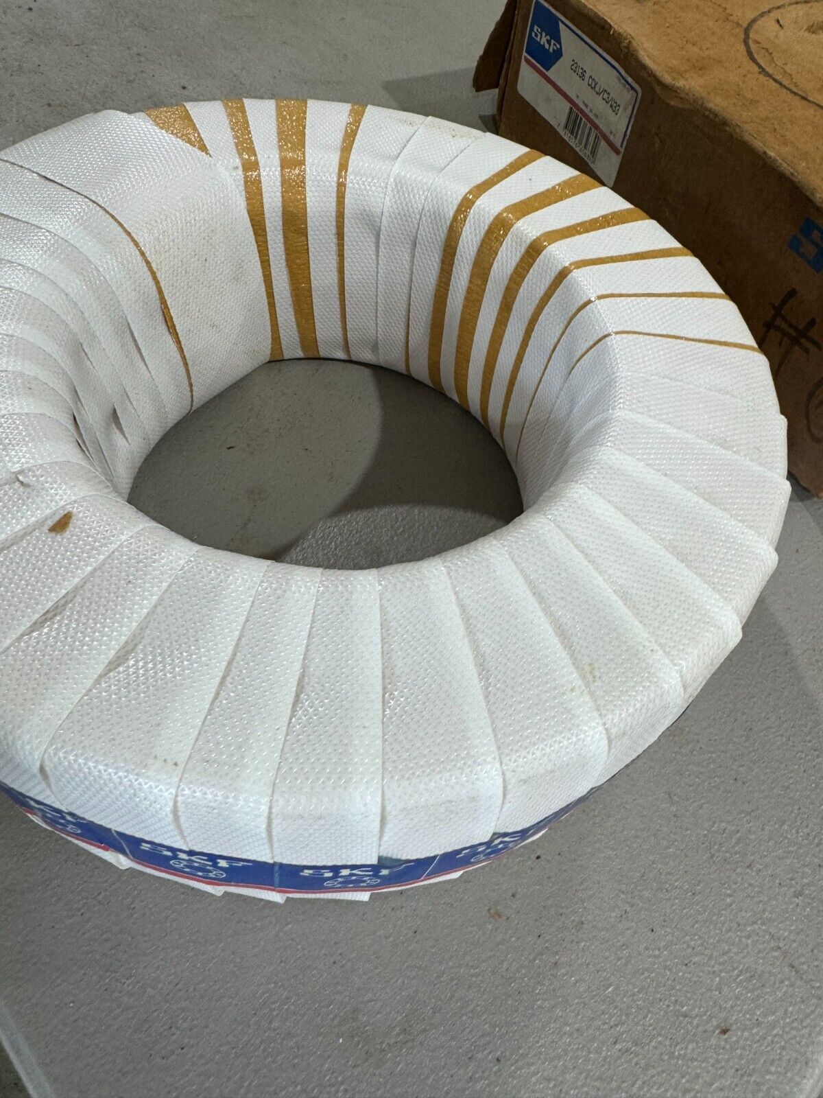 NEW IN BOX SKF SPHERICAL TAPERED BORE ROLLER BEARING 23136 CCKJ/C3/W33