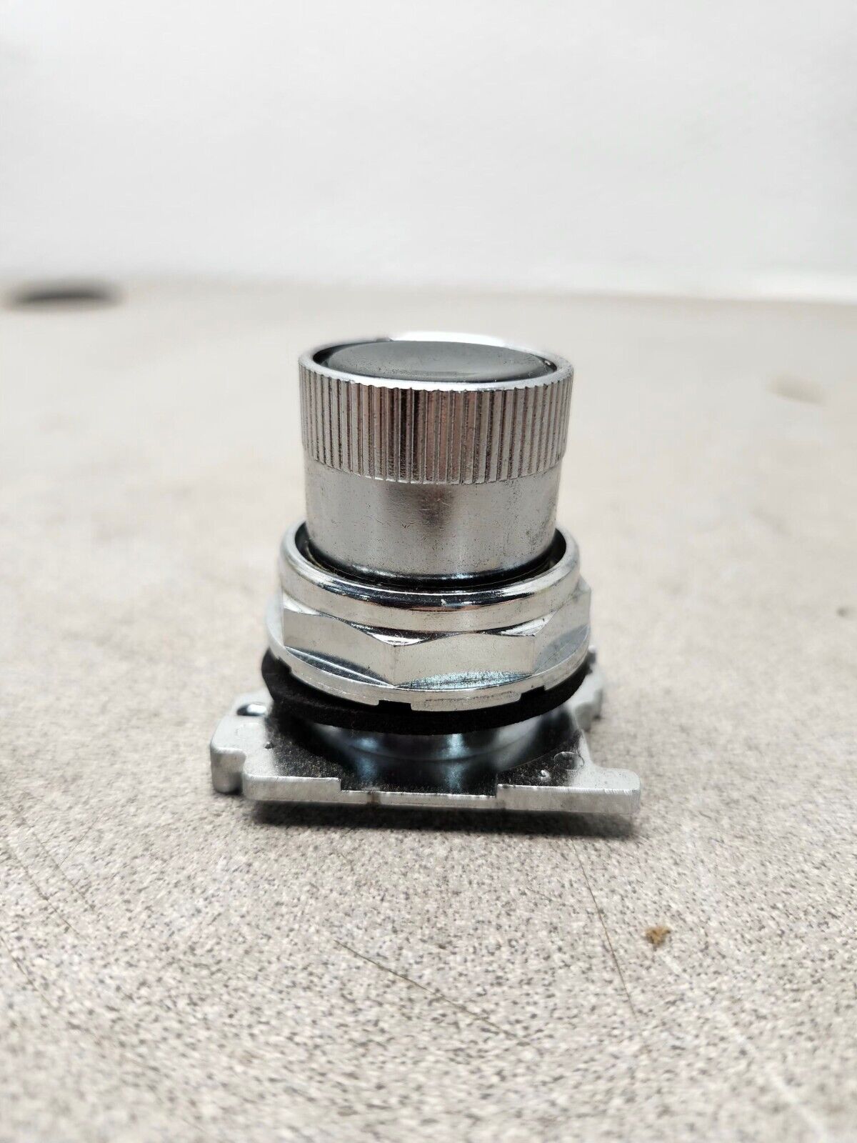 NEW IN BOX Cutler Hammer Roto Push Operator Button 10250T24110