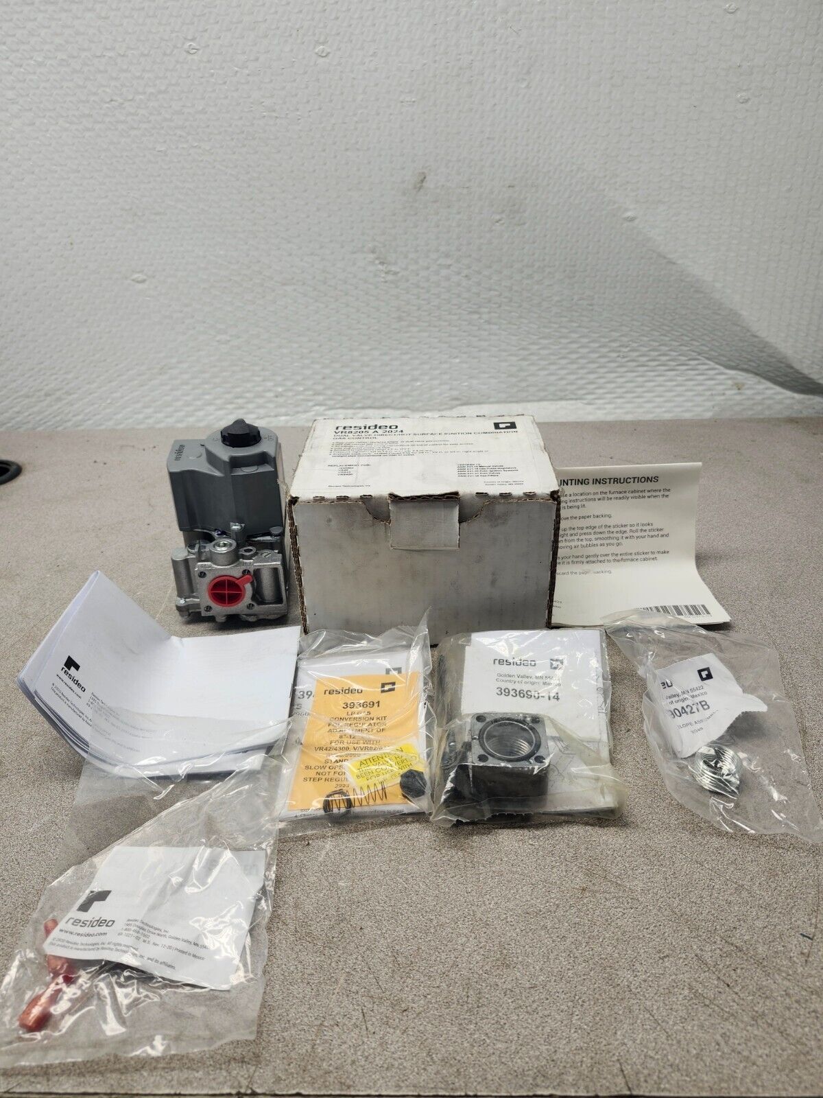 NEW IN BOX RESIDEO DUAL VALVE/HOT SURFACE IGNITION GAS CONTROL VR8205 A 2024