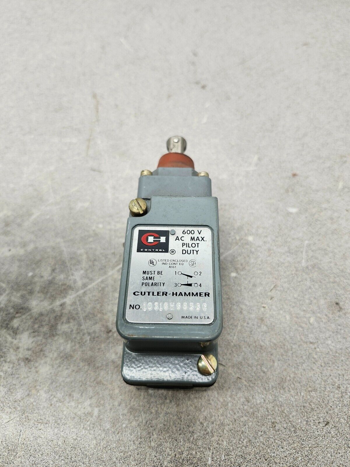 NEW NO BOX CUTLER HAMMER LIMIT SWITCH W/TOP PUSH ROLLER 10316H6835C