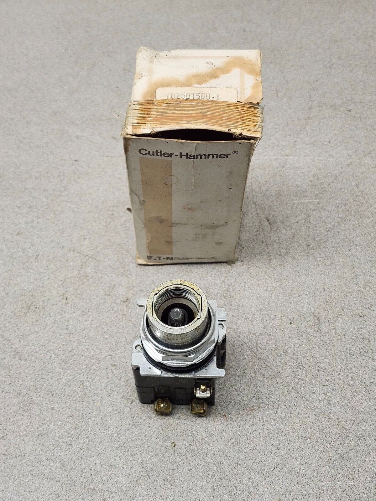 NEW IN BOX CUTLER HAMMER PUSH PULL OPERATOR 10250T580-1