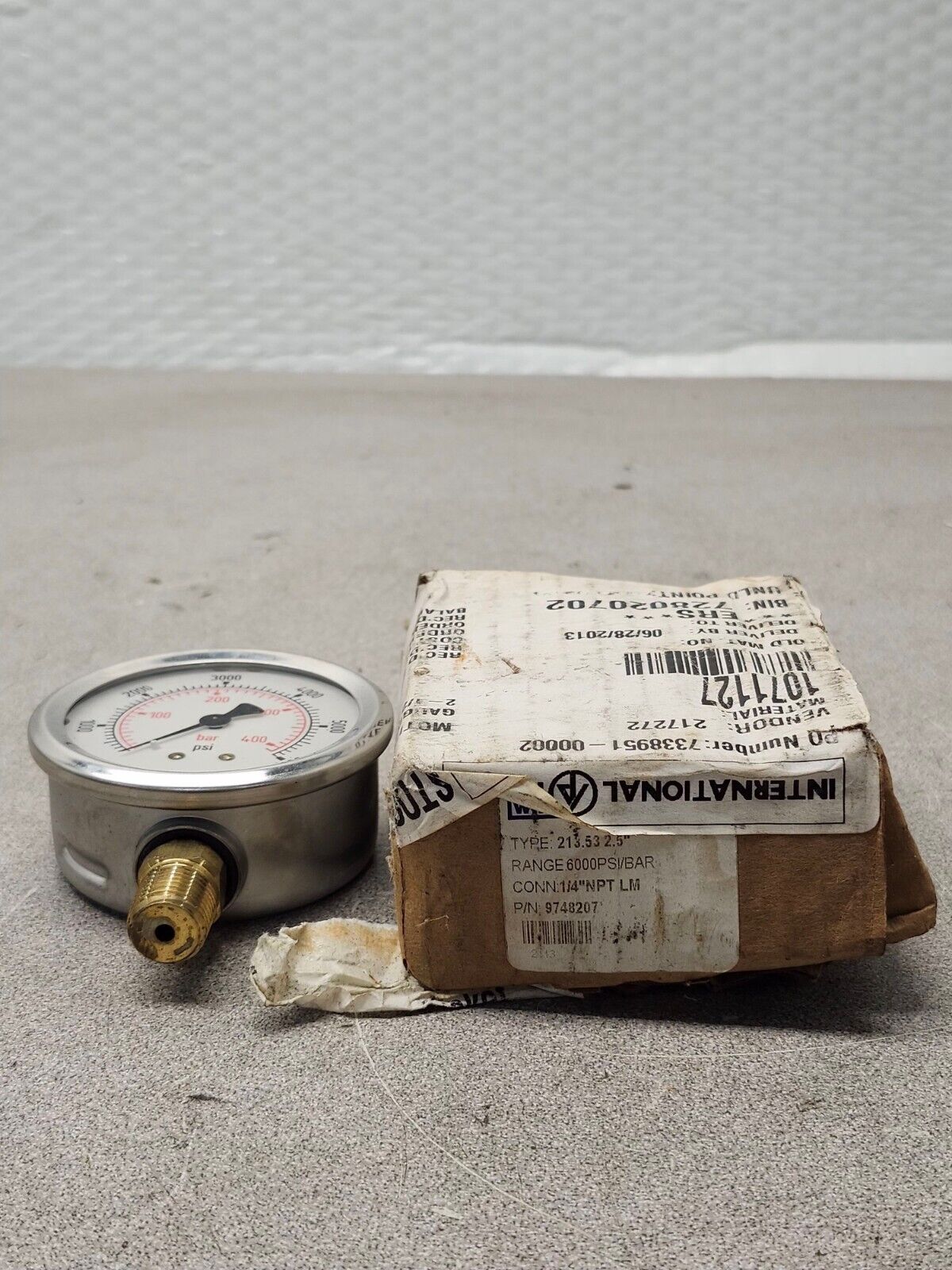 NEW IN BOX WIKA GAUGE 9748207