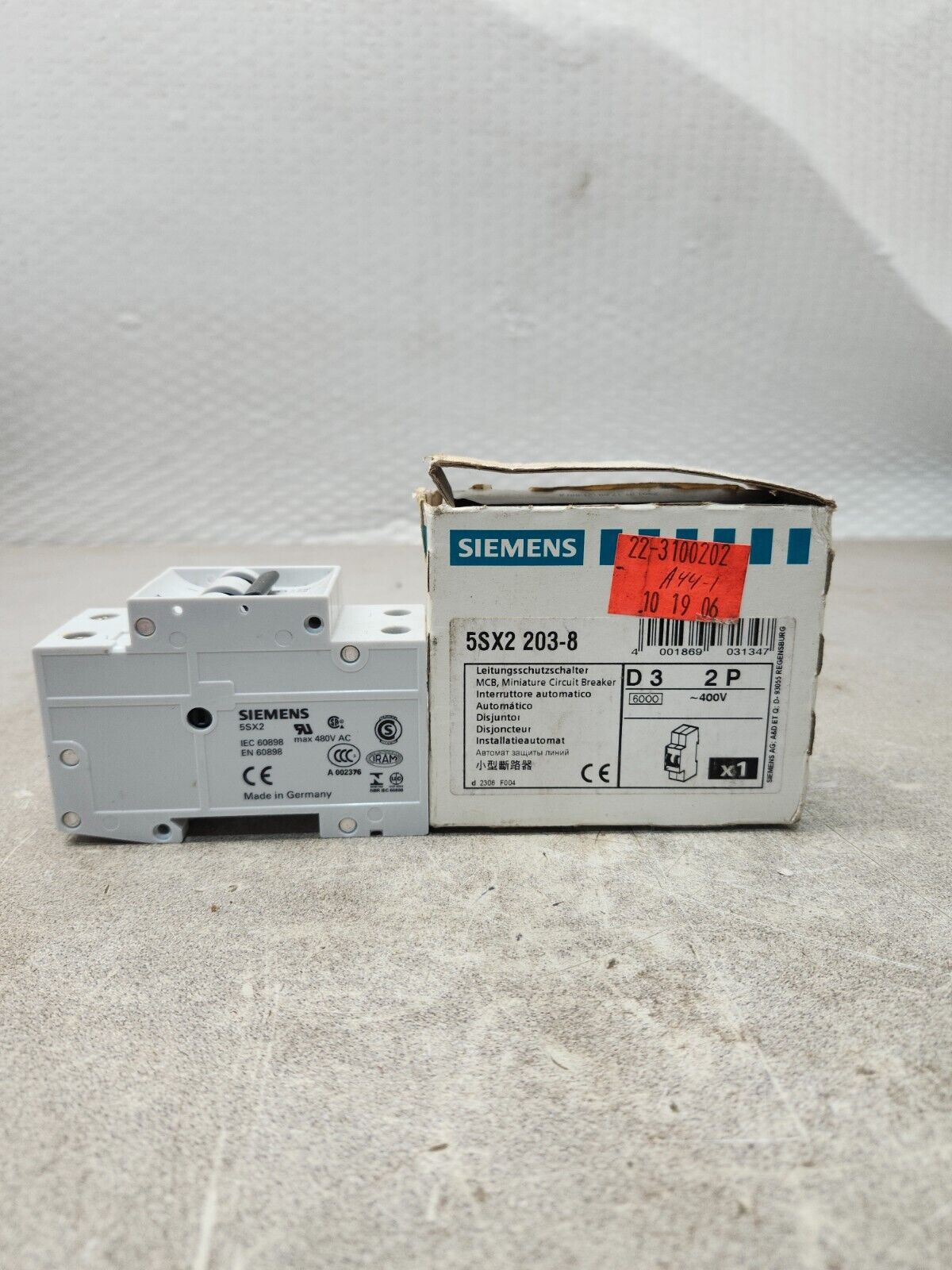 NEW IN BOX SIEMENS CIRCUIT BREAKER 5SX2-203-8