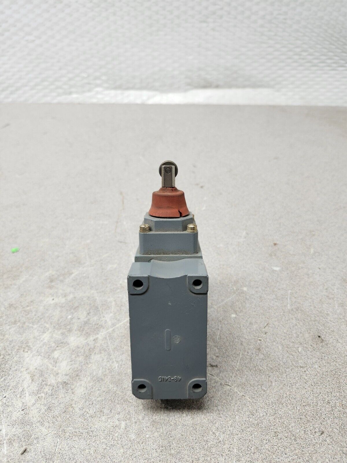 NEW NO BOX CUTLER HAMMER LIMIT SWITCH W/TOP PUSH ROLLER 10316H6835C
