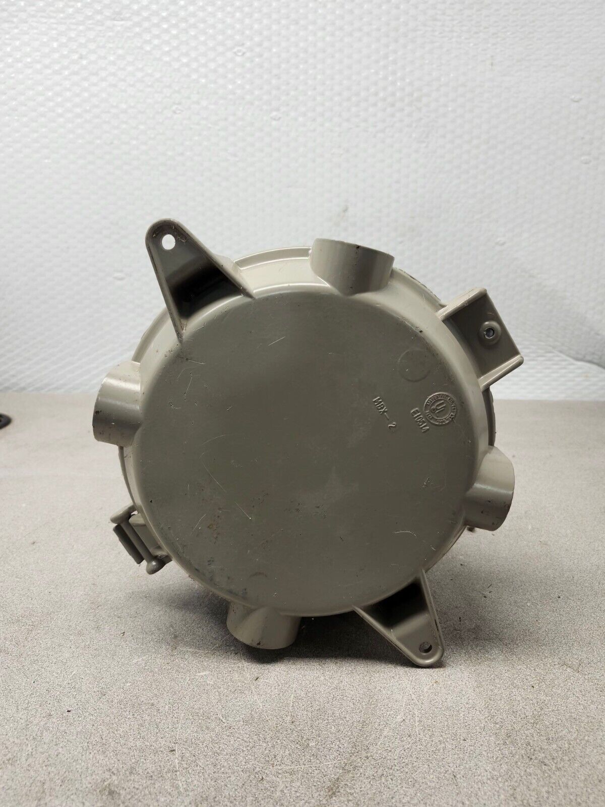 USED NO BOX HUBBELL IGHT FIXTURE 13W 120V 1" CEIL MBF131