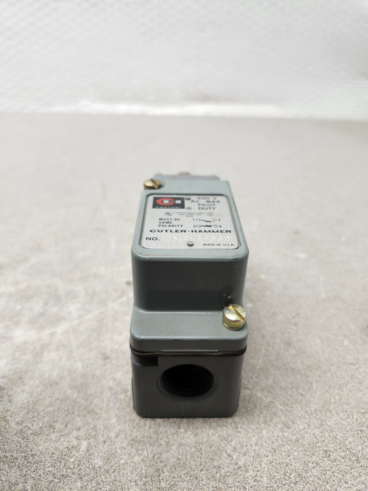 NEW NO BOX CUTLER HAMMER LIMIT SWITCH W/TOP PUSH ROLLER 10316H6835C