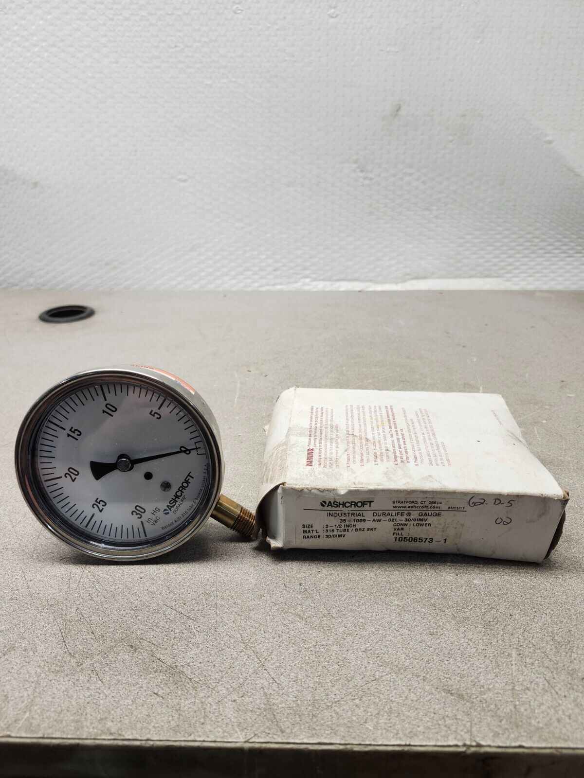 NEW IN BOX ASHCROFT INDUSTRAL GAUGE 35-1009-AW-02L-30/OIMV