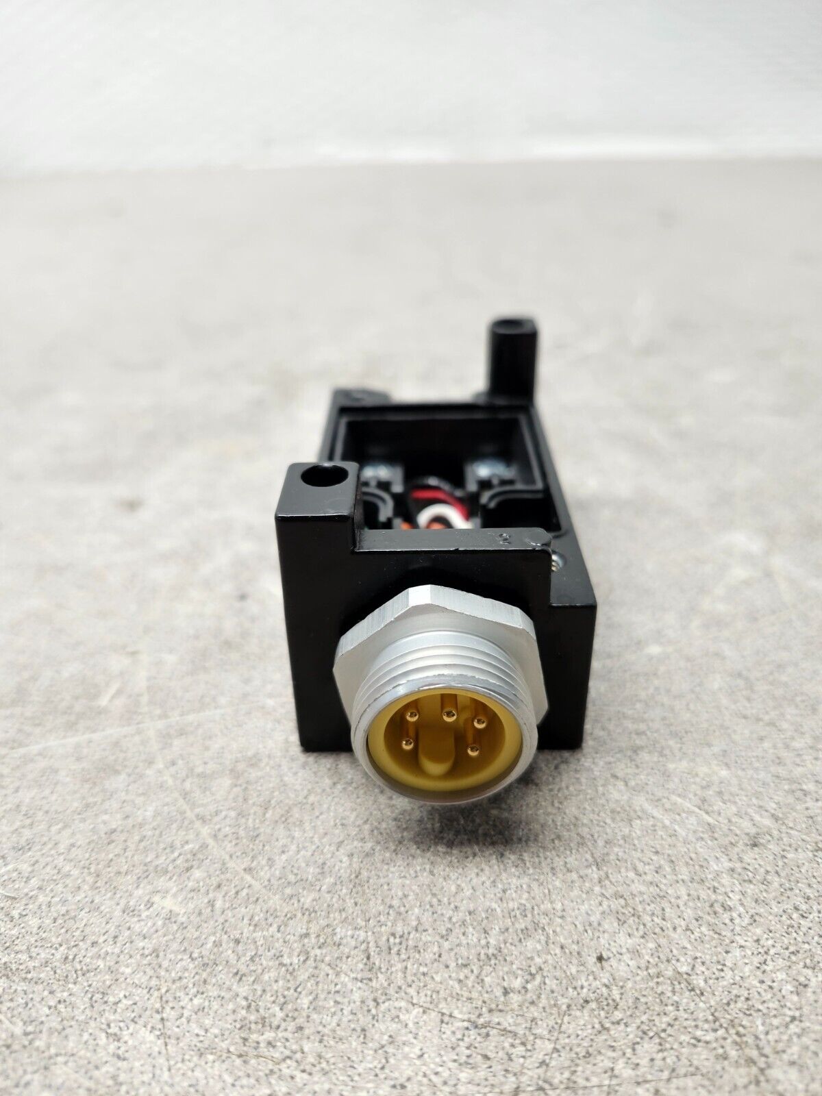 NEW IN BOX PEPPERL + FUCHS PHOTOELECTRIC SENSOR 454367