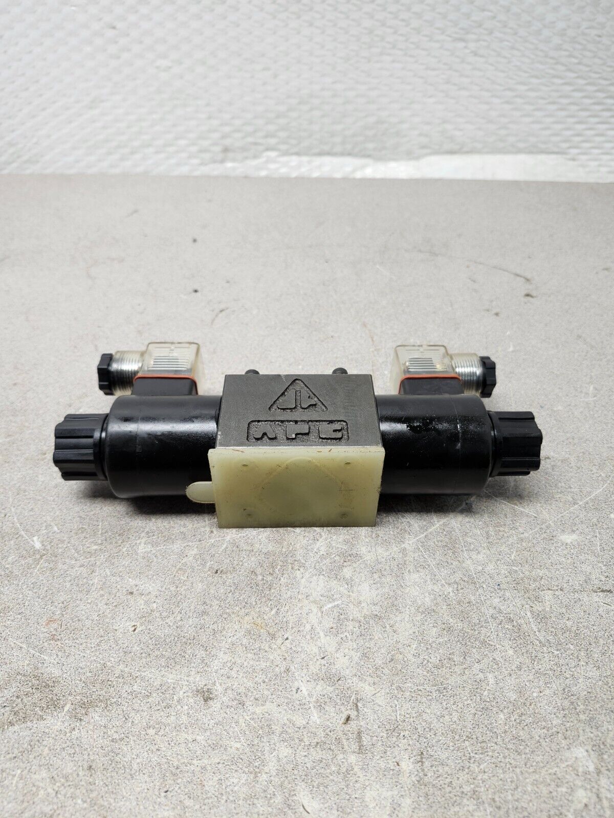 NEW IN BOX DELTA POWER HYDRAULIC 4-WAY SOLENOID VALVE 20380