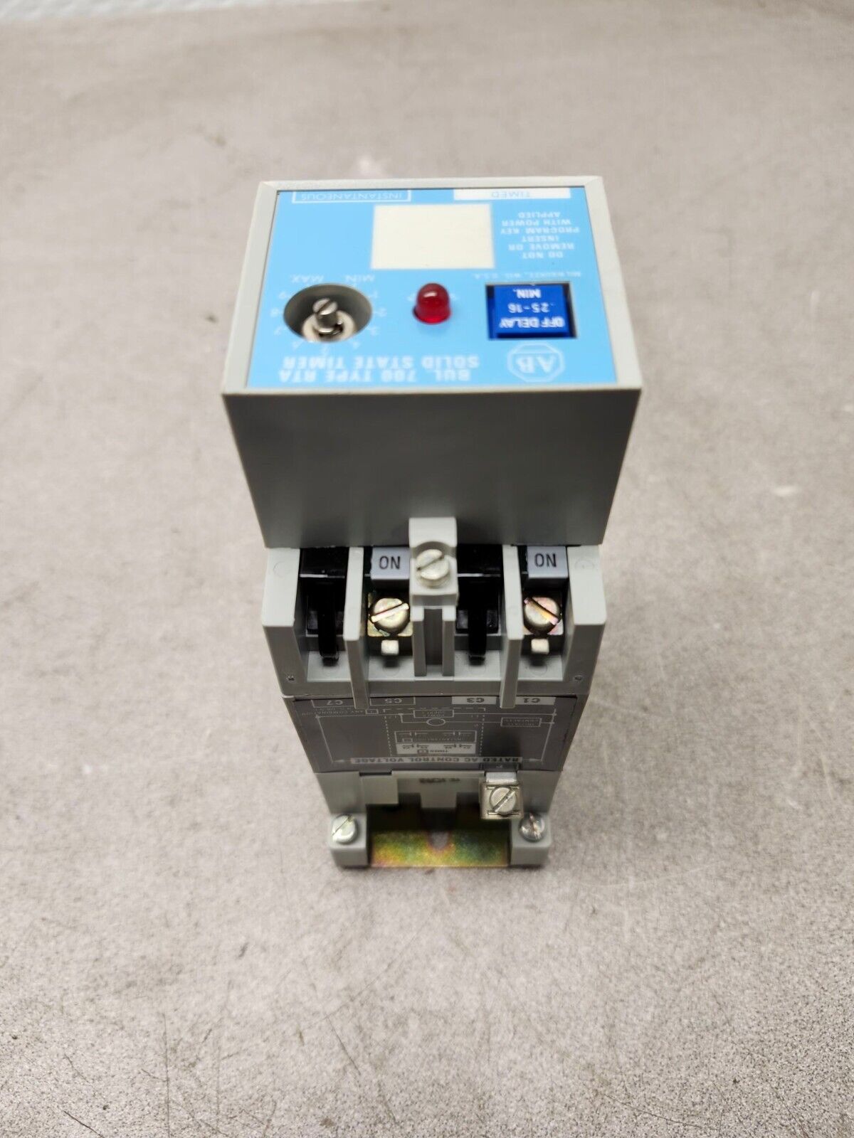 NEW IN BOX ALLEN BRADLEY CONTROL RELAY 700-RTA10L100A1