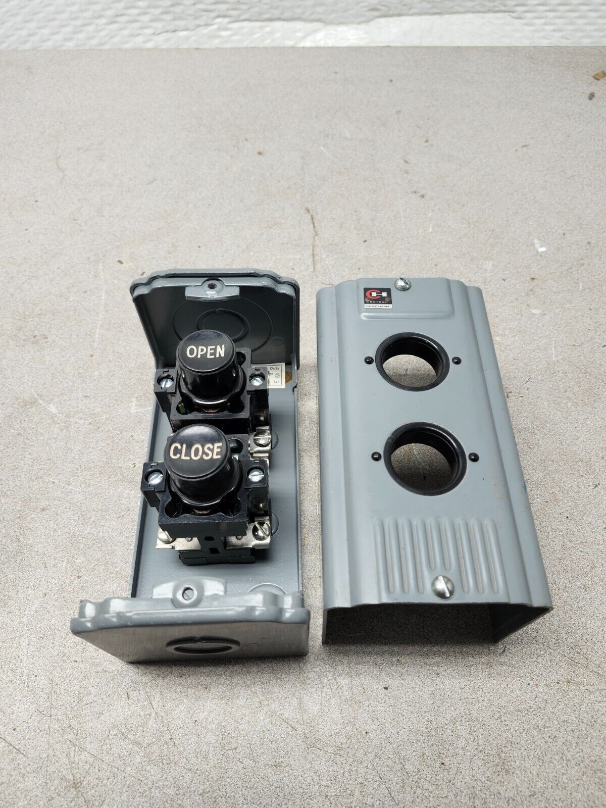 NEW NO BOX CUTLER HAMMER PUSHBUTTON STATION 10250H1057A