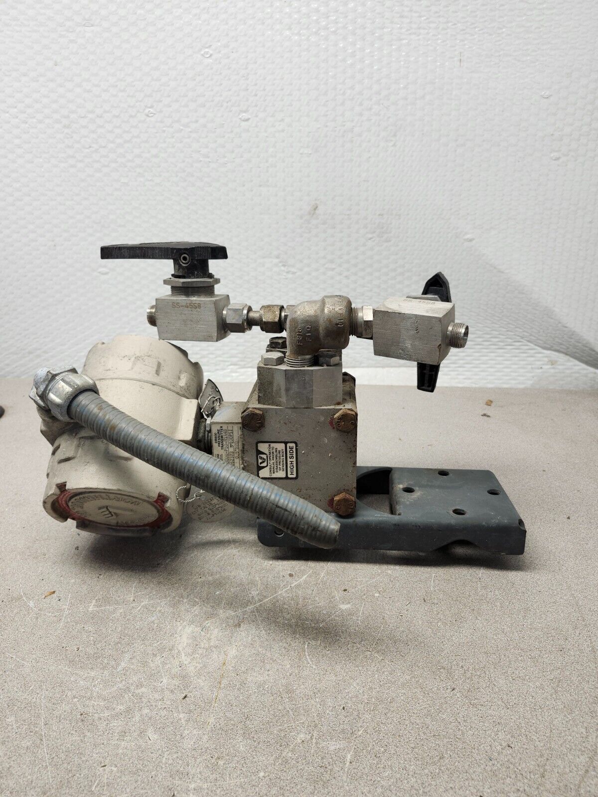 USED VALIDYNE PRESSURE TRANSMITTER DR800D-P50-N1A4B W/ 2 Whitey SS-45S8