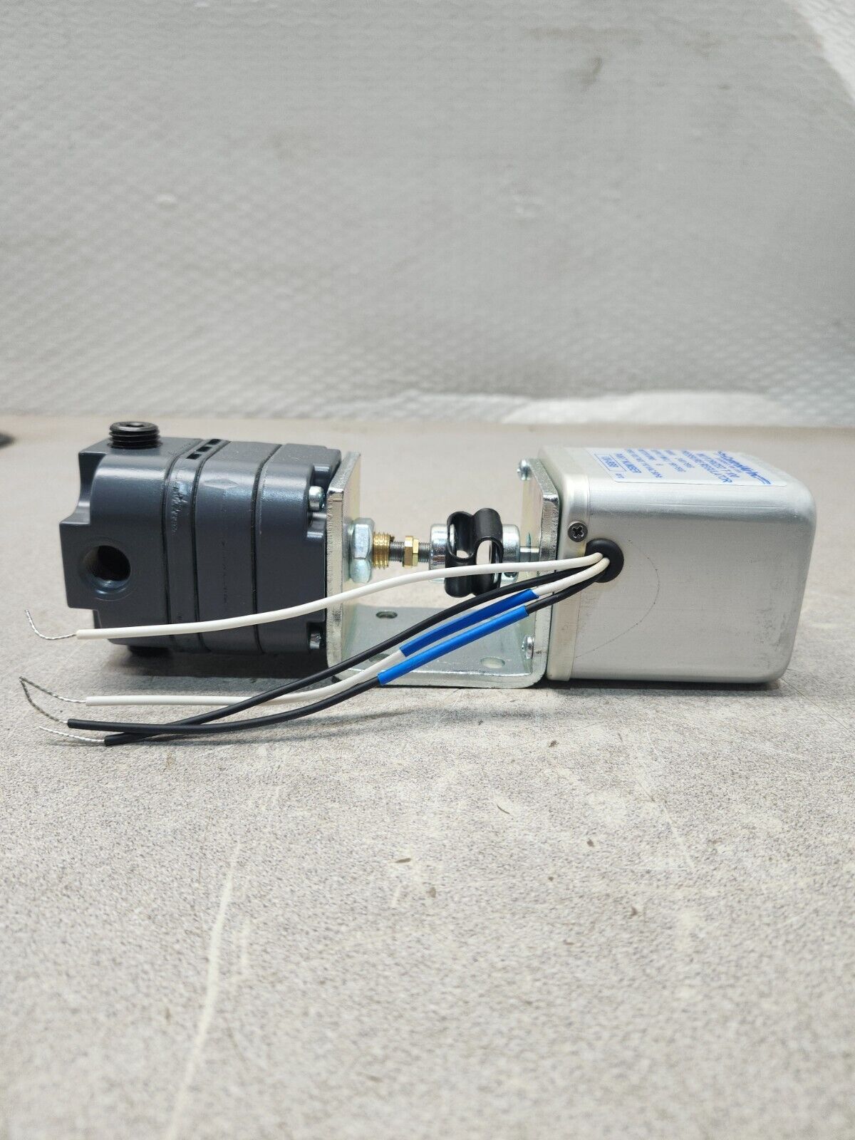 NEW IN BOX CONTROLAIR INC AIR PRESSURE REGULATOR 2-60PSI 1/4'' 130BBB