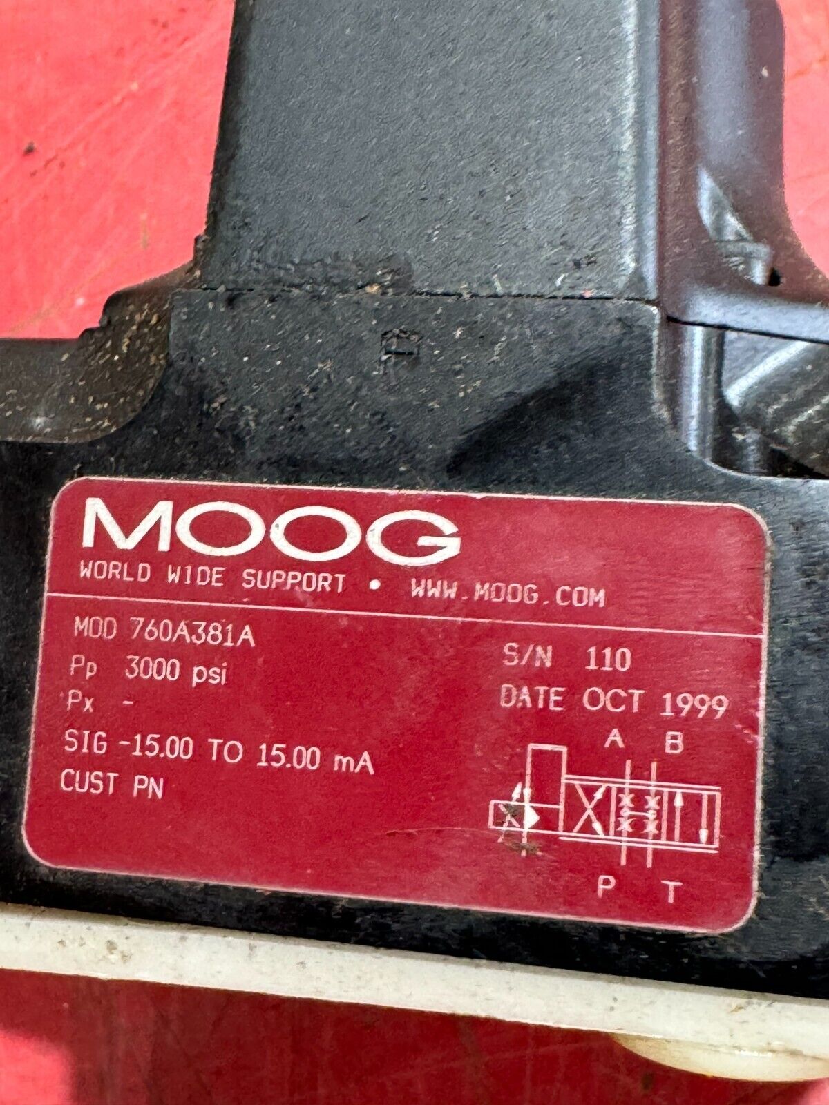 NEW SURPLUS MOOG HYDRAULIC SERVO VALVE 760A381A