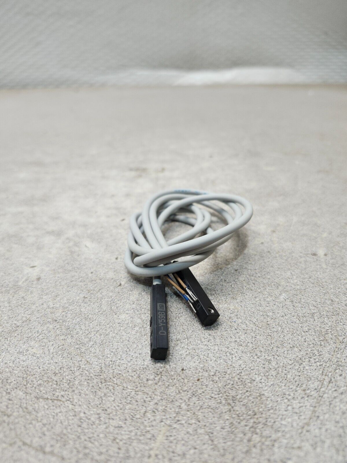 NEW IN BOX SMC CYL HYDRAULIC NPT W/UNF ROD TH CHDKDB40-100-Y59B-X675