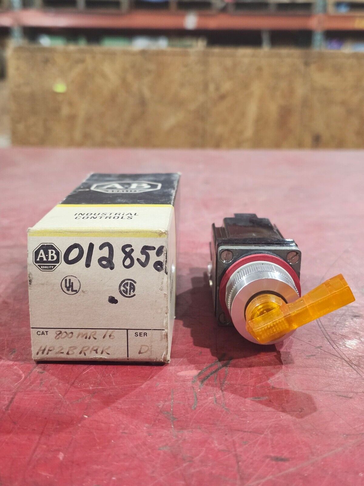 NEW IN BOX ALLEN BRADLEY SELECTOR SWITCH 800MR16HP2BRAK