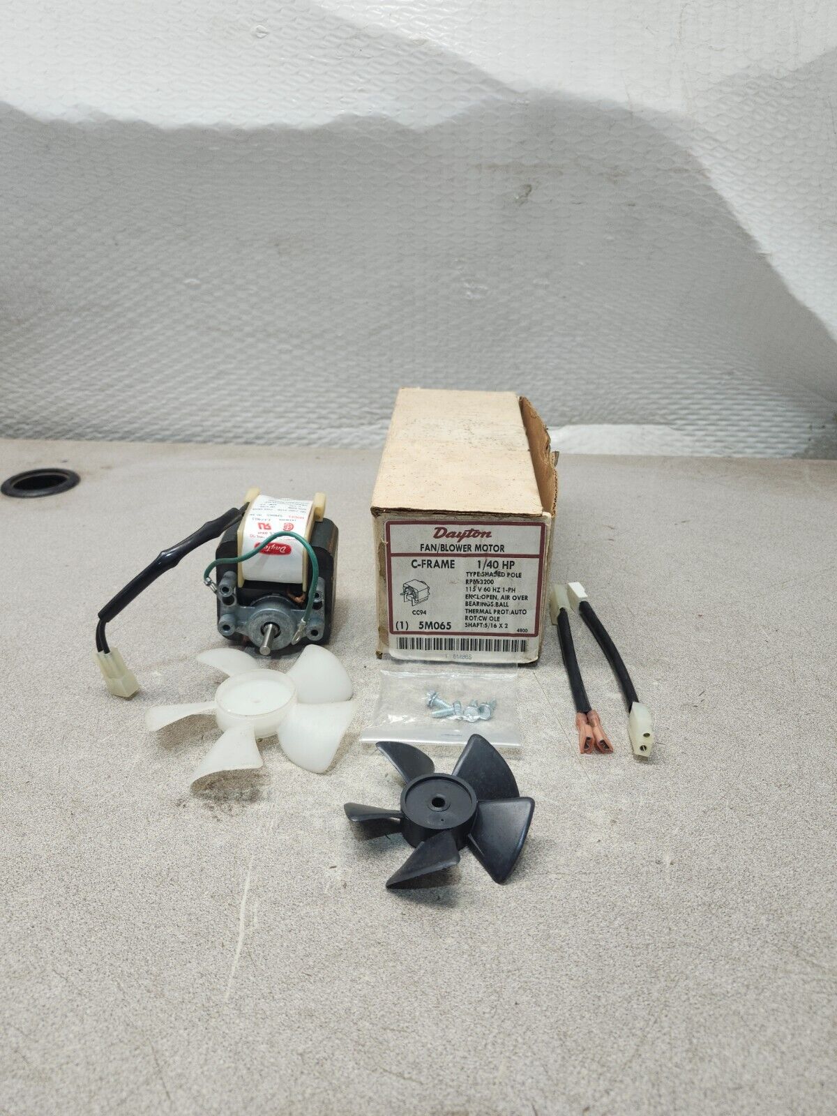 NEW IN BOX DAYTON FAN/BLOWER MOTOR C-FRAME 1/40HP 5M065
